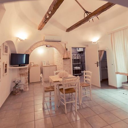 Trulli Antichi Mestieri - Widespread Trulli In The Historic Center Bed & Breakfast อัลเบโรเบลโล ภายนอก รูปภาพ